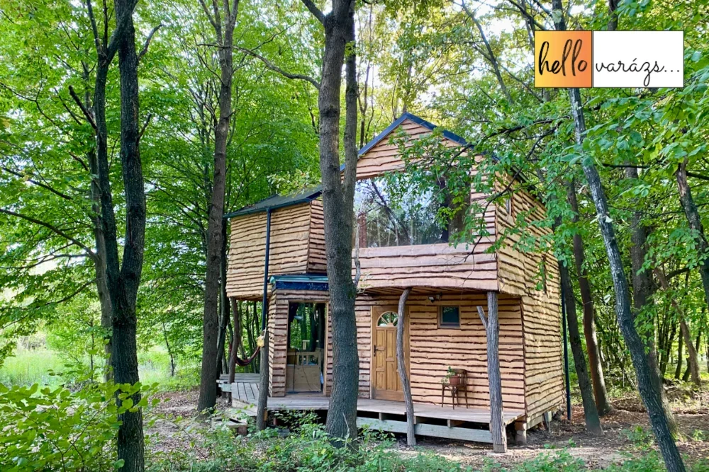 Kettesben a Kerca BioFarmon az El Parador lombházban